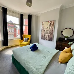 Edwardian Centre House For Big Groups, Offroad Parking & Hot Tub! Cardiff